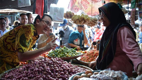 Wamendag Jerry Sambuaga Tinjau Sejumlah Pasar Rakyat di Sulawesi Utara