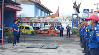 Wali Kota Bukittinggi, Erman Safar pimpin upacara apel di Dinas Pemadam Kebakaran dan Penyelamatan, di halaman kantor setempat