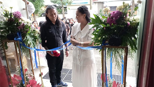 Cak Mus bersama istri melakukan pemotongan pita saat grand opening Berlian 2 di Jalan Tawangargo, Dusun Leban, Kecamatan Karangploso, Kabupaten Malang, Jawa Timur