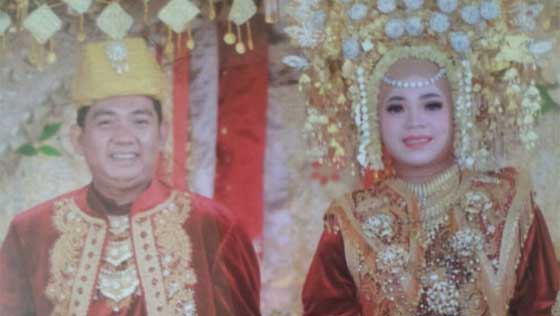 Rizki Desfandri persunting Yuni Maina