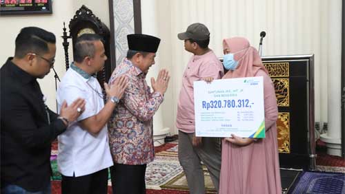 Kepala Pusat Penerangan (Kapuspen) Kemendagri, Benni Irwan saat penyerahan santunan di Masjid An-Nur Kemendagri