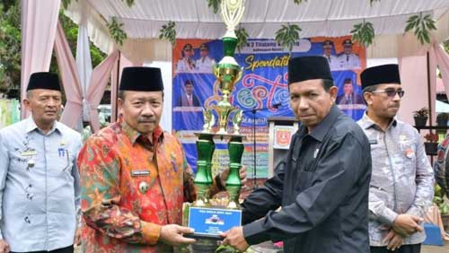 Bupati Agam Buka Spendatik Fiesta SMPN 2 Tilatang Kamang 1 Bupati Agam, Andri Warman serahkan trofi bergilir yang akan diperebutkan di Spendatik Fiesta kepada Kepala SMPN 2 Tilatang Kamang, Syafwardi