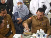 Gubernur Kepulauan Riau H. Ansar Ahmad di gedung sterilisasi produk makanan