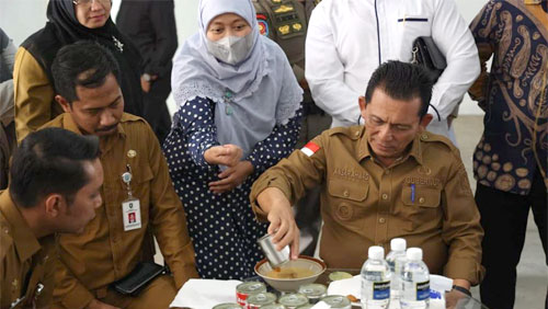 Gubernur Kepulauan Riau H. Ansar Ahmad di gedung sterilisasi produk makanan