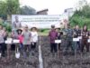 Pj Walikota Batu, Aries Agung Paewai saat Gerakan Tanam Cabai Serentak di Kampung Wisata Tani Desa Temas