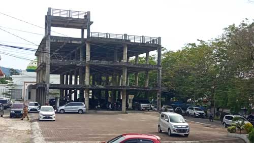 Ada Bangunan Terbengkalai Seperempat Abad di Belakang Kantor Gubernur Sumbar 1 Bangunan 4 Lantai di Belakang Kantor Gubernur Sumbar ini ternyata sudah terbengkalai seperempat abad