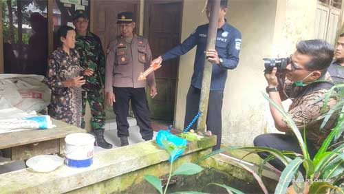 Bayi Laki-Laki Ditemukan di Teras Rumah Warga Banjarejo Puring, Kebumen 1 Penemuan bayi berjenis laki-laki di teras rumah warga Dukuh Brondong Lor, RT 001 RW 003 Desa Banjarejo, Kecamatan Puring, Puring Kebumen, Jawa Tengah