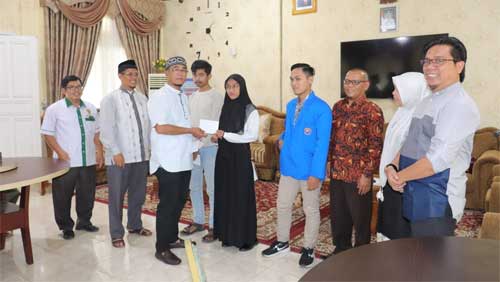 Penyerahan bantuan sebesar 1 juta rupiah per orang secara simbolis itu dilaksanakan di Rumah Dinas Wali Kota Payakumbuh