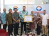 Bupati Sijunjung, Benny Dwifa Yuswir Terima Penghargaan Predikat Kepatuhan Standar Pelayanan Publik Tahun 2022 Dari Kepala Ombudsman Ri Perwakilan Sumatera Barat, Yefri Heriani