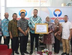 Bupati Sijunjung, Benny Dwifa Yuswir terima Penghargaan Predikat Kepatuhan Standar Pelayanan Publik Tahun 2022 dari Kepala Ombudsman RI Perwakilan Sumatera Barat, Yefri Heriani