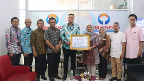 Bupati Sijunjung, Benny Dwifa Yuswir Terima Penghargaan Predikat Kepatuhan Standar Pelayanan Publik Tahun 2022 Dari Kepala Ombudsman Ri Perwakilan Sumatera Barat, Yefri Heriani