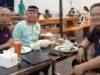 Bincang-Bincang Dengan Ahmad Yani Bin Abd. Manaf (Kanan), Wartawan Malaysia Di Warung Kopi Khas Aceh Kota Medan