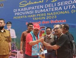 Bupati Agam Dikalungi Ulos di Bandara Kualanamu Deli Serdang