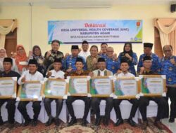 Bupati Andri Warman Bersama 7 Nagari Di Kabupaten Agam Terima Penghargaan Universal Health Coverage Dari Bpjs Kesehatan Pusat