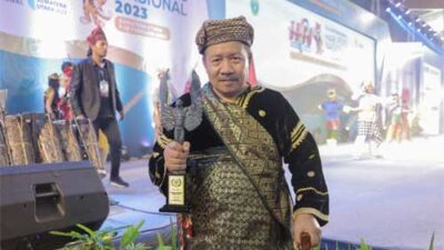 Bupati Agam Terima Trofi Abyakta dari PWI Pusat