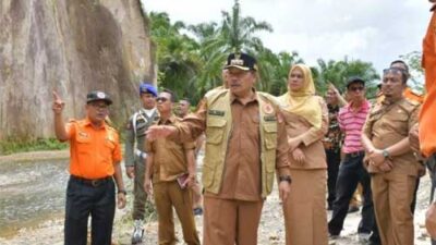 Bupati Andri Warman Tinjau Longsor di Pemakaman Umum Kabupaten Agam