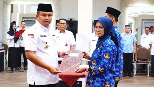 Bupati Dharmasraya, Sutan Riska Tuanku Kerajaan lantik dan ambil sumpah janji Pegawai Negeri Sipil (PNS) dan Pelantikan Jabatan Fungsional di Lingkungan Pemkab Dharmasraya, di ruang Auditorium Kantor Bupati