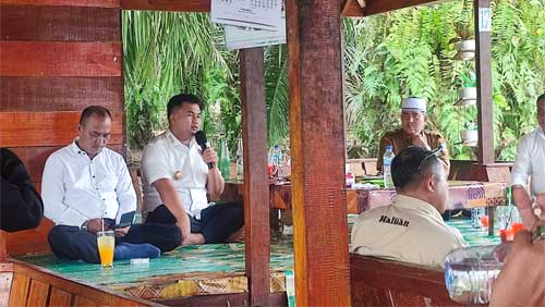 Bupati Dharmasraya, Sutan Riska Tuanku Kerajaan menghadiri acara temu ramah sekaligus makan siang bersama dengan awak media, baik cetak maupun online yang bertugas Bumi Rana Catinantigo di kawasan wisata Rumah Makan Ajo Manenggang Pisang Rebus Kecamatan Sitiung