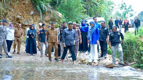 Batal ke Garabak Data, Athari Berjanji Perjuangkan 3T di Kecamatan Tigo Lurah ke Pusat 1 Bupati Solok, H. Epyardi Asda, M.Mar dan Anggota DRI RI Komisi V, Athari Gauthi Ardi beserta rombongan direncanakan mengunjungi Nagari Garabak Data, namun terhenti dikarenakan akses jalan yang tidak bisa dilalui
