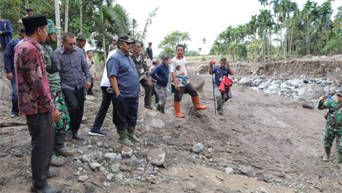 Bupati dan Wabup Pasaman Tinjau Lokasi Banjir Bandang di Malampah Barat