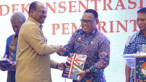 Dirjen Bina Adwil Serahkan Juknis Dekonsentrasi Gubernur 1 Dirjen Bina Adwil Serahkan Juknis Dekonsentrasi Gubernur