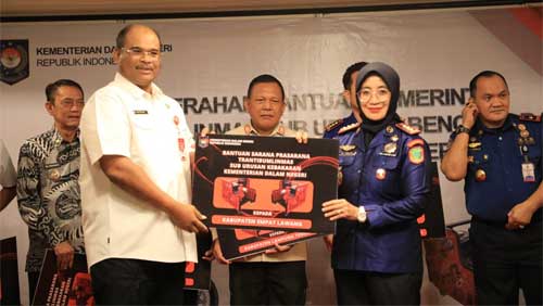 Dirjen Bina Adwil Kemendagri, Safrizal ZA serahkan bantuan pemerintah ke sejumlah daerah, khususnya jajaran Badan Penanggulangan Bencana Daerah (BPBD) dan Satuan Pemadam Kebakaran (Sat Damkar) di sejumlah kabupaten/kota