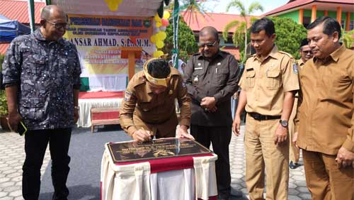 Gubernur Kepulauan Riau, H. Ansar Ahmad meresmikan penggunaan dua ruang kelas baru di SMA Negeri 2 Karimun