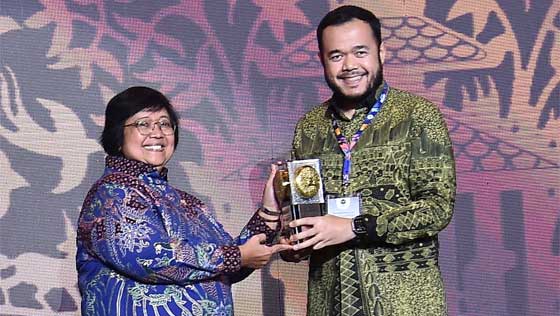 Wali Kota, H. Fadly Amran, BBA Datuak Paduko Malano terima penghargaan Piala Adipura kategori Kota Kecil yang diraih Pemerintah Kota Padang Panjang, diserahkan Menteri Lingkungan Hidup dan Kehutanan (LHK), Prof. Dr. Ir. Siti Nurbaya Bakar, M.Sc di Auditorium Dr. Soedjarwo, Gedung Manggala Wanabakti Jalan Gatot Subroto Jakarta Pusat