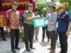 Gubernur Sumbar, Mahyeldi serahkan bantuan di Nagari Salibutan, Kecamatan Lubuk Alung, Kabupaten Padang Pariaman