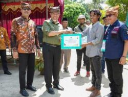 Gubernur Sumbar Serahkan Bantuan Hibah Ekonomi Produktif untuk LPHN di Nagari Salibutan