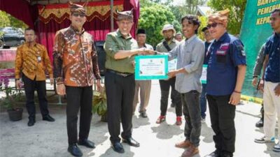 Gubernur Sumbar Serahkan Bantuan Hibah Ekonomi Produktif untuk LPHN di Nagari Salibutan