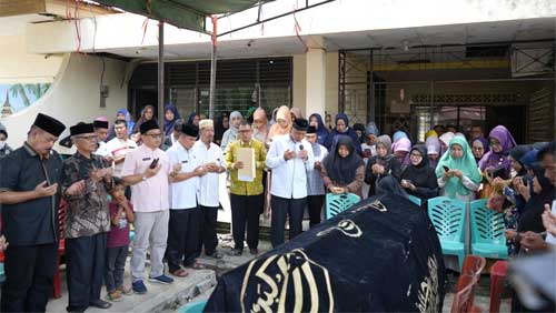 Sekretaris Pol PP Sumbar Berpulang, Gubernur Mahyeldi Lepas Jenazah Almarhumah 1 Gubernur Mahyeldi Lepas Jenazah Almarhumah Imelwati