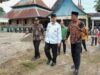 Gubernur Sumbar, Mahyeldi saat menyerahkan bantuan di Surau Gadang Syekh Burhanuddin, Nagari Sandi Ulakan, Kecamatan Ulakan Tapakis, Kabupaten Padang Pariaman