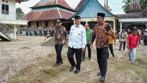 Gubernur Sumbar, Mahyeldi saat menyerahkan bantuan di Surau Gadang Syekh Burhanuddin, Nagari Sandi Ulakan, Kecamatan Ulakan Tapakis, Kabupaten Padang Pariaman