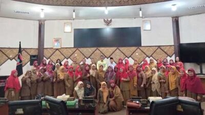 Guru MGMP PPKn se-Kota Padang Studi Lapangan ke DPRD