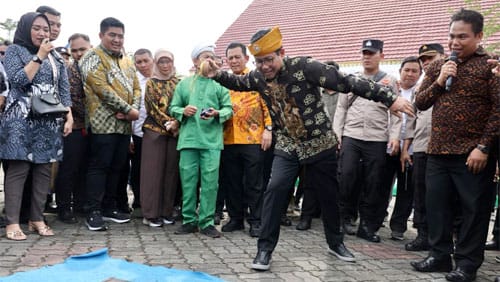 Gus Halim Endorse Produk Olahan Kepri dan Main Gasing di Bazar BUMDes 1 Menteri Desa dan Pembangunan Daerah Tertinggal Abdul Halim Iskandar saat beradu bermain gasing bersama peserta BUMDes