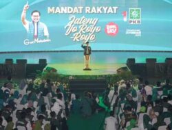 Ketua Umum Partai Kebangkitan Bangsa (PKB) Abdul Muhaimin Iskandar bersama ribuan jemaah Azzahirmania, santri, dan masyarakat dari berbagai wilayah di Demak, Jawa Tengah tumpah ruah meramaikan acara Demak Bersholawat bersama Habib Ali Zainal Abidin