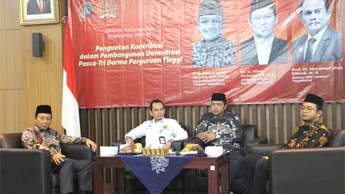 Anggota DPD RI Ajak Alumni UPN V Yogyakarta Hadapi Tantangan Demokrasi 1 Anggota Dewan Perwakilan Daerah (DPD) RI, Dr. H. Hilmy Muhammad, M.A. (kiri) dalam Seminar Kebangsaan di Aula Gedung Dewan Perwakilan Daerah (DPD) RI Provinsi D.I. Yogyakarta
