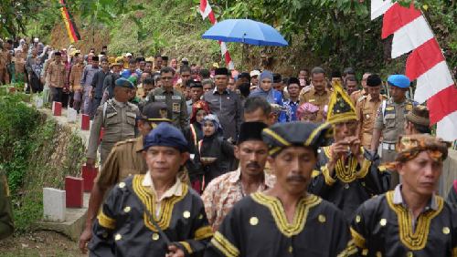 Kunjungi Nagari Simanau, Bupati Solok Berjanji Hal Ini 1 Kunjungan Bupati Solok, Capt. H. Epyardi Asda dan Athari Gauthi Ardi selaku Anggota DPR RI Komisi V ke Nagari Simanau, Kecamatan Tigo Lurah mendapat sambutan hangat