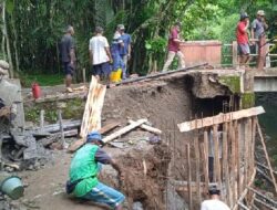 Sulistiyo Widodo Tinjau Jembatan Penghubung Antar Lingkungan yang Rusak di Pohkumbang