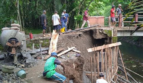 Sulistiyo Widodo Tinjau Jembatan Penghubung Antar Lingkungan yang Rusak di Pohkumbang 1 IMG 20230214 144040 resize 22