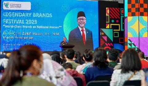 Legendary Brand Festival 2023, Mendag Ajak UMKM Manfaatkan Pasar Ekspor Nontradisional 1 Menteri Perdagangan Zulkifli Hasan menyampaikan pidato pembuka dalam Legendary Brand Festival 2023 di Pondok Indah Mall 3, Jakarta