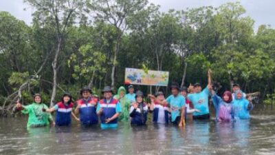Nusantara Regas Giat Tanam 10 Ribu Bibit Mangrove di Pantai Untung Jawa Kepulauan Seribu