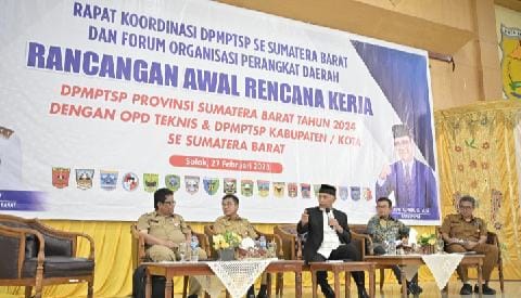 Gubernur Mahyeldi pada saat membuka rapat koordinasi DPMPTSP Provinsi dan Kabupaten Kota se Sumbar di Gedung Kubung Tigo Baleh, Kota Solok