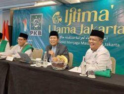 Kiai Makmun Soleh saat membacakan rekomendasi Ijtima’ Ulama Jakarta di Hotel Novotel Jakarta