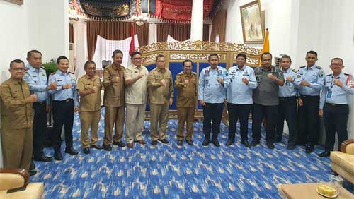 Kepala Kantor Wilayah Kementerian Hukum dan HAM Provinsi Sumatera Barat foto bersama usai Lakukan Penandatanganan Perjanjian Kerja Sama (PKS) dengan Bupati Tanah Datar