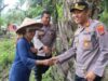 Kapolres Kota Pariaman, AKBP Abdul Aziz serahkan bantuan kepada masyarakat
