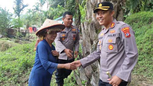 Kapolres Kota Pariaman, AKBP Abdul Aziz serahkan bantuan kepada masyarakat