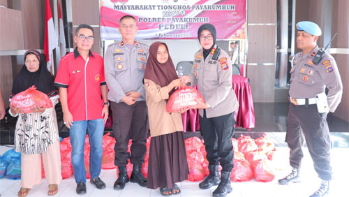 Kapolres Payakumbuh, AKBP Wahyuni Sri Lestari dan Ketua HBT serahkan bantuan paket sembako kepada masyarakat