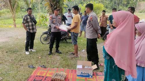 Kapolsek Kampung Dalam, Iptu Jafri Serahkan Bantuan Paket Sembako Untuk Korban Kebakaran Di Korong Solok